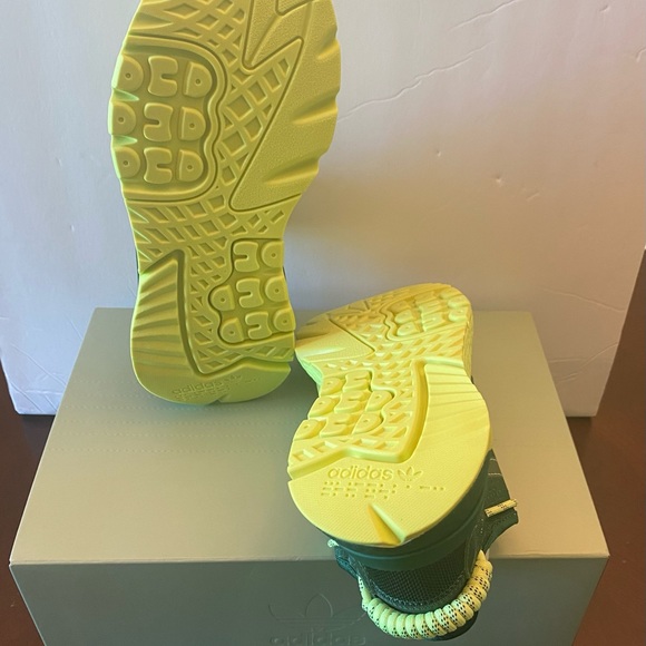 ADIDAS Nite Jogger
Beyonce Ivy Park Dark Green Frozen Yellow - Picture 7 of 10